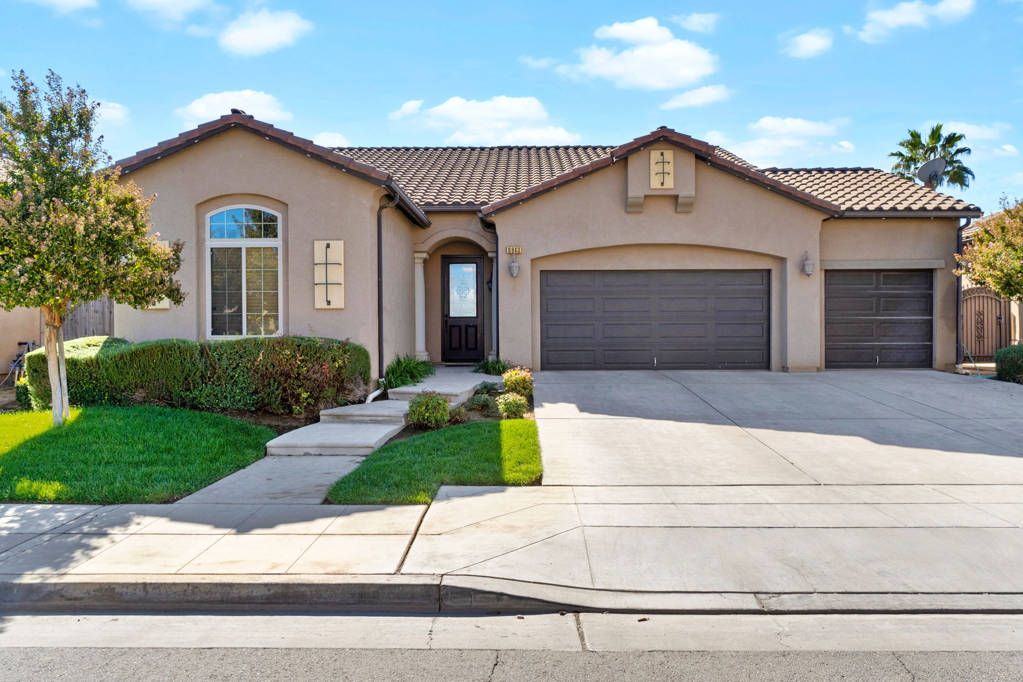 6943 W Stuart, Fresno