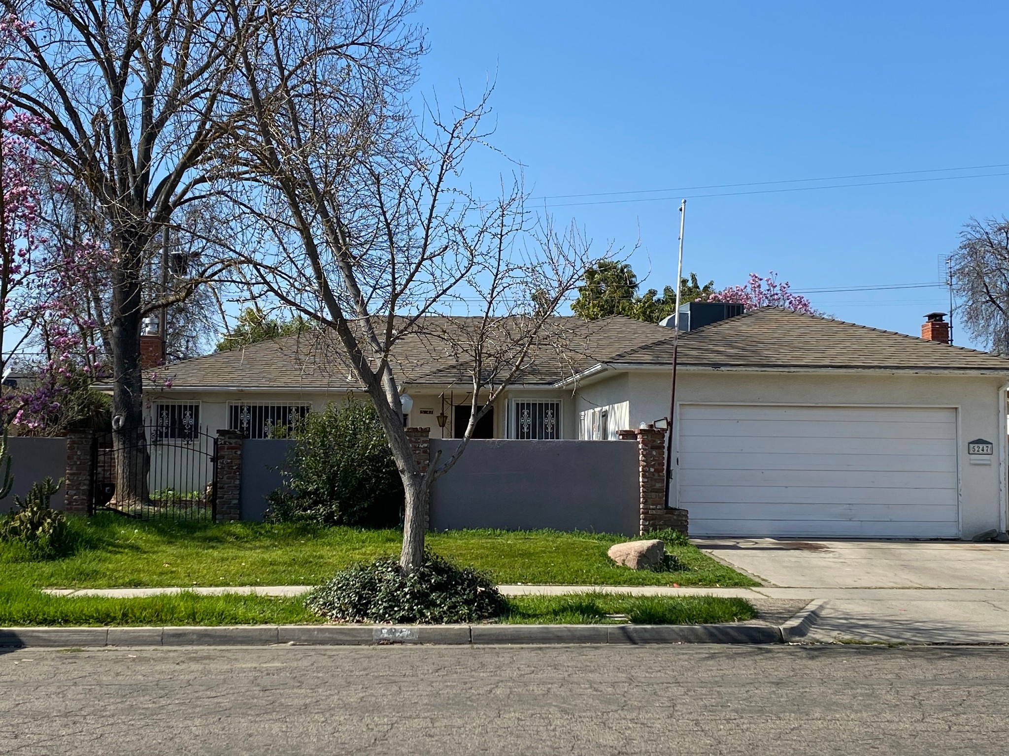 5247 N Callisch Ave, Fresno, CA 93710-7018, 